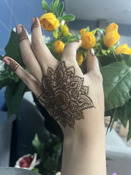 Fakhra mehndi artist