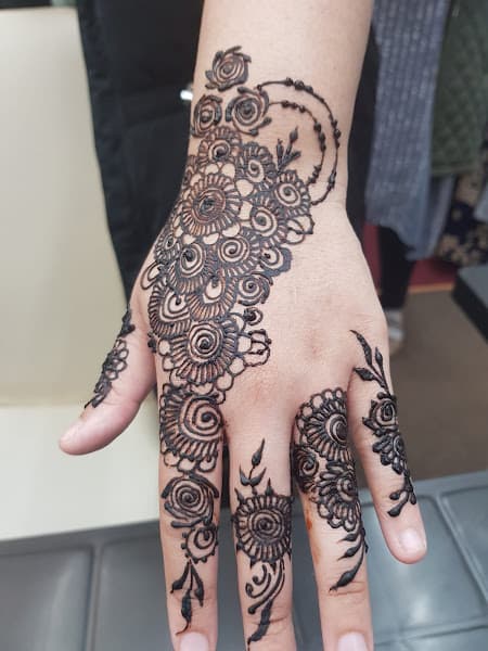 Mehndi artist